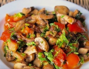 Изображение к рецепту дюкан Теплый грибной салат с помидорами