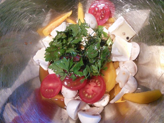 Салат с шампиньоны, камамбером и инжиром 