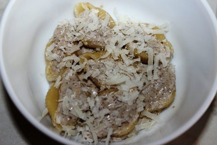 Фаршированные Конкилье Ригате под миндальными лепестками