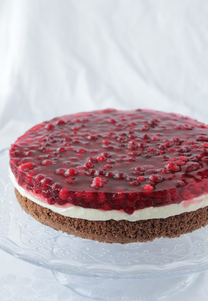 Пирог с брусникой и заварным кремом