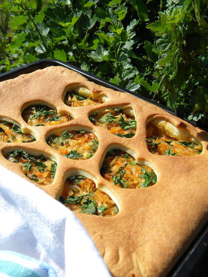 Масляный пирог с маринованной капустой