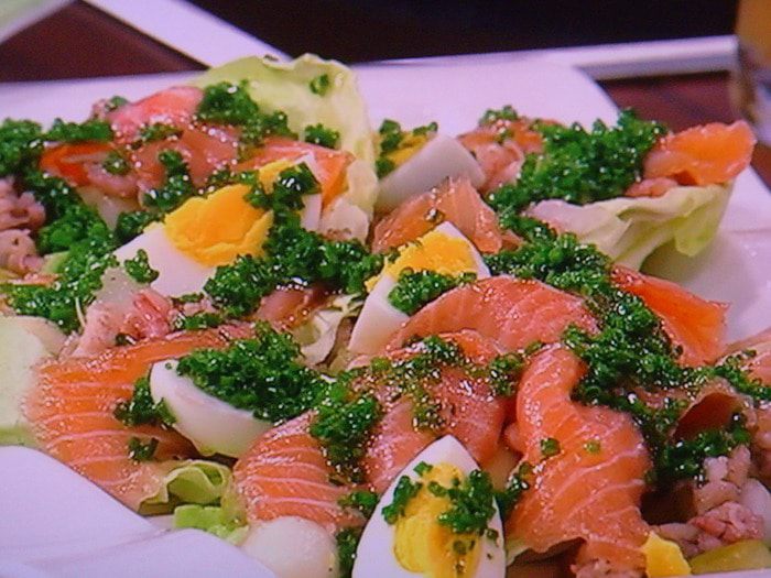 Салат с лососем и креветками