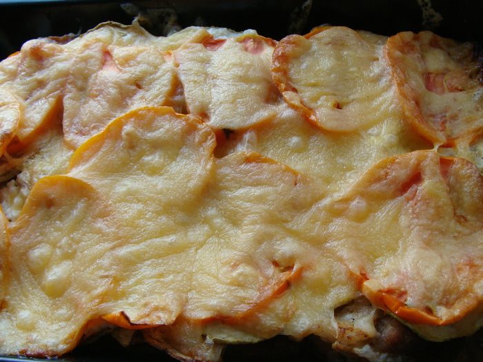 Запеченная свинина с кабачками и помидорами
