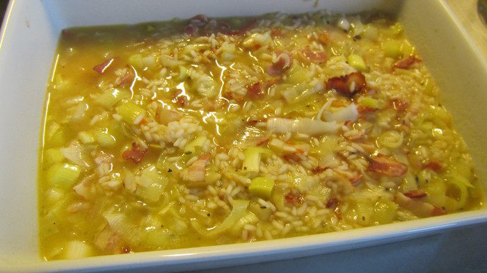 Запеченное в духовке ризотто с луком-пореем и панчеттой