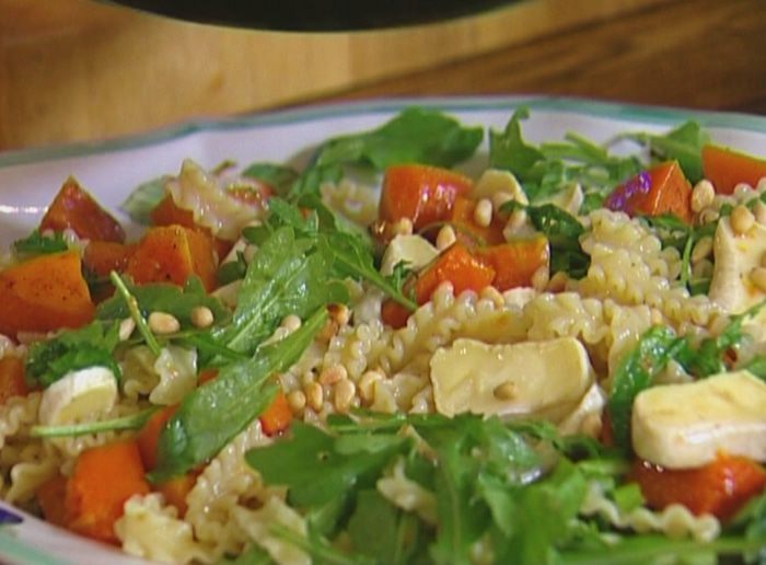 Теплый салат с макаронами, тыквой и руколой