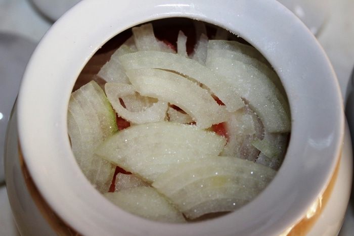 Жаркое с семгой и беконом в горшочке