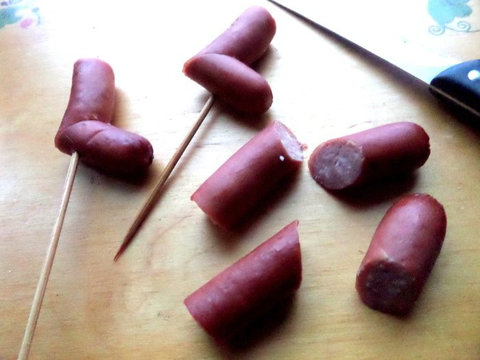 Рождественские сапожки из колбасок