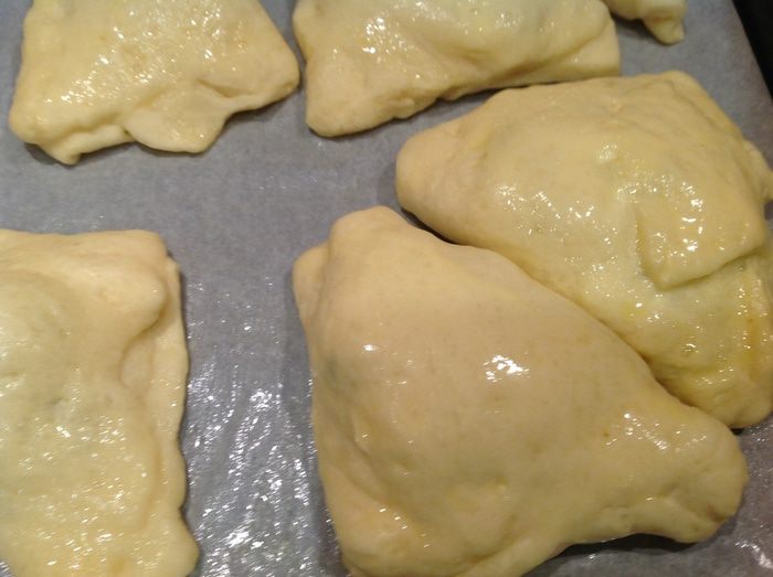 Слойки с щавелем, сыром и яйцом