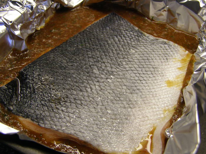 Филе лосося в красном соусе