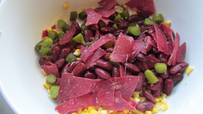 Салат из пасты с фасолью и кукурузой
