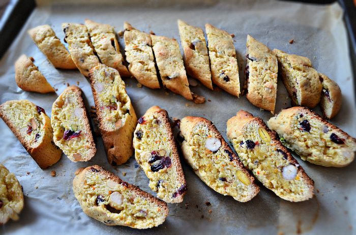 Бискотти с вяленой вишней, фундуком и фисташкам