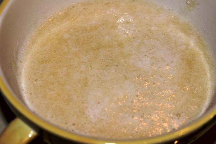 Шоколадно-ананасовый десерт с меренгами