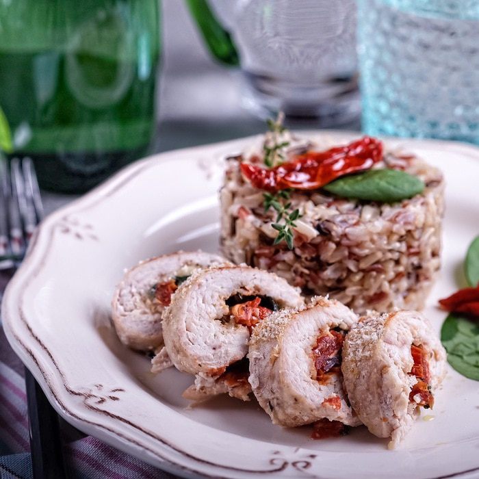 Куриные рулеты с моцареллой, шпинатом и вялеными томатами