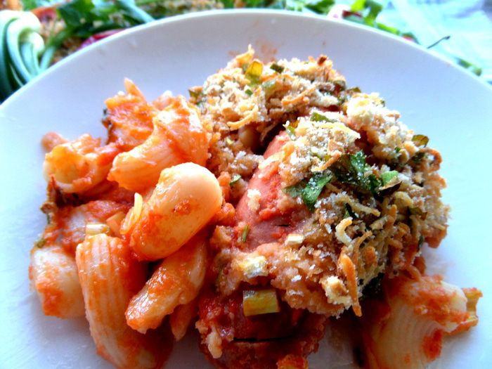 Баварские колбаски с итальянской пастой под сырным штрейзелем