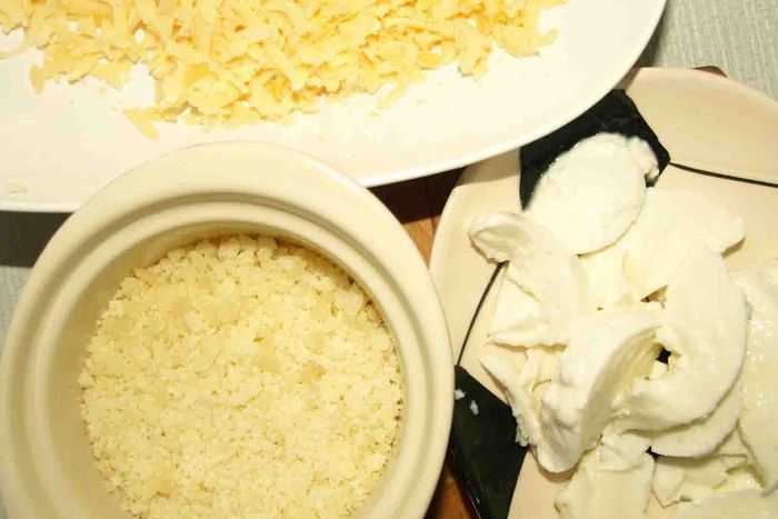 Пицца &amp;quot;Три сыра&amp;quot; с помидорами