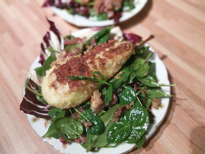 Салат с панированной грушей и ореховой заправкой 