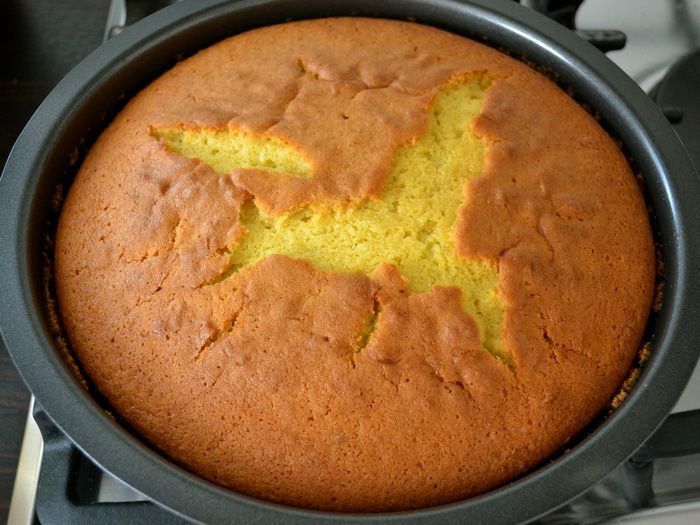 Виноградный пирог к чаю, покрытый ванильной глазурью