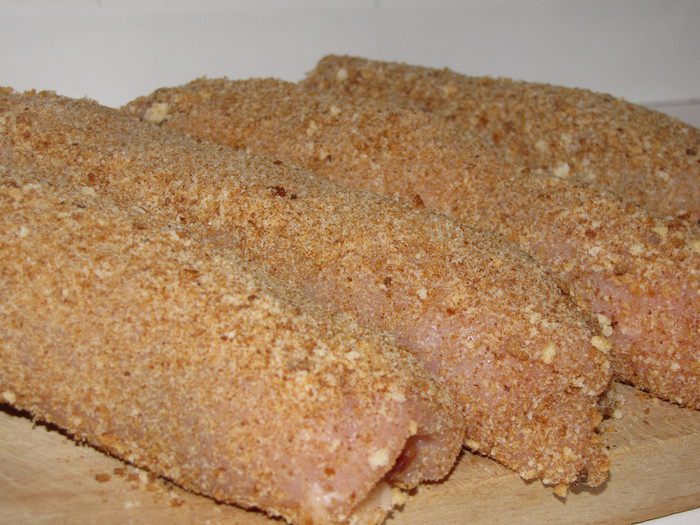 Куринные рулетики с начинкой из слив