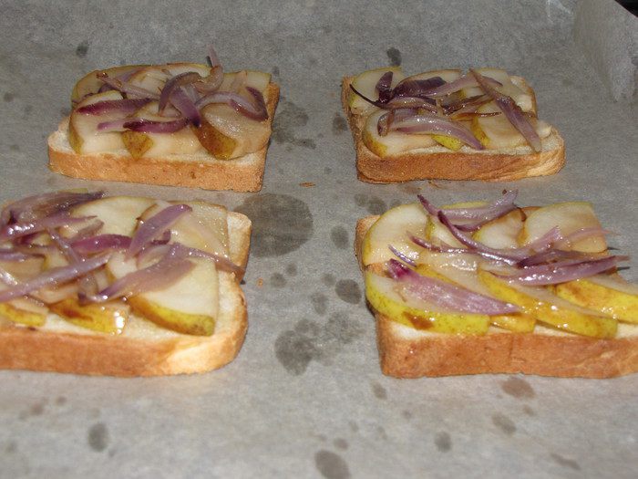 Тосты с грушей, голубым сыром и кедровыми орешками