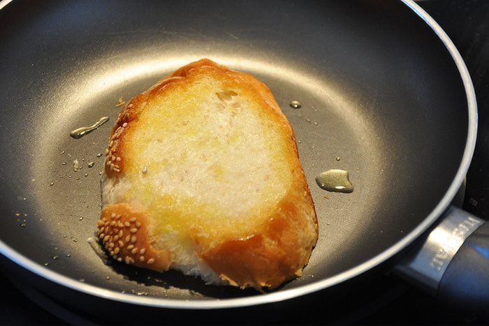 Гренка с курицей и яйцом-пашот