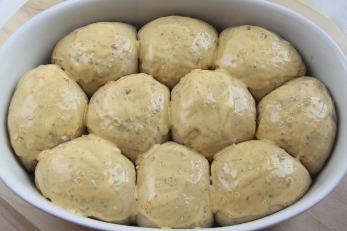 Каштановые булочки с брусникой