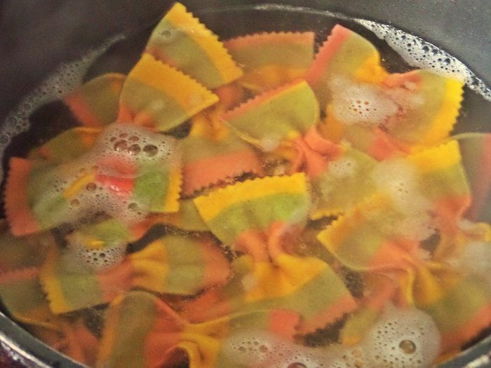 Теплый салат из пасты и овощей
