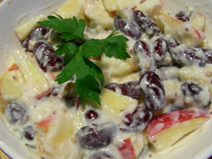 Легкий салат с фасолью, яблоками и сыром