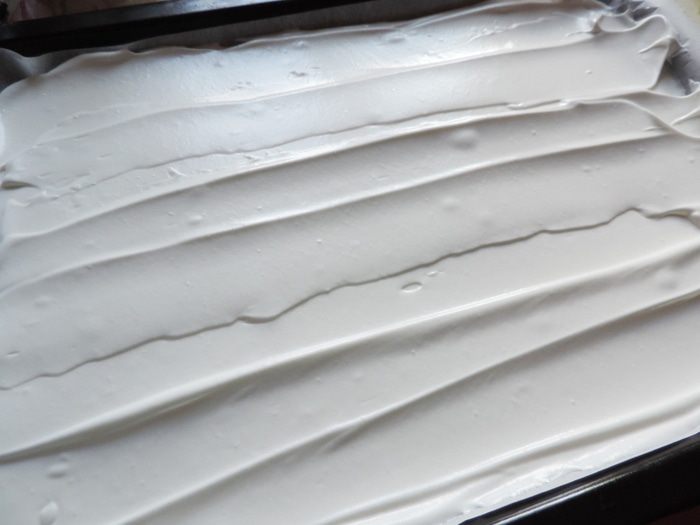 Меренговый рулет с вишневым курдом