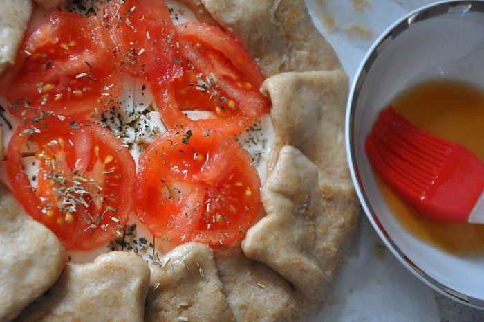 Цельнозерновая галета с фетой и помидорами