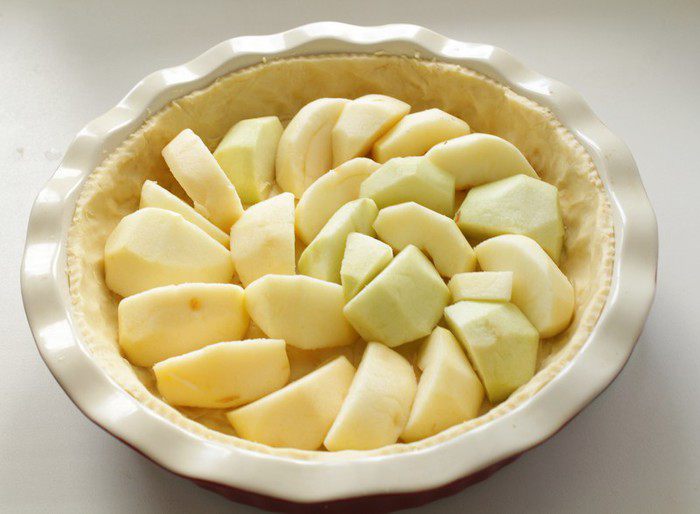 Яблочный пирог с карамельной заливкой