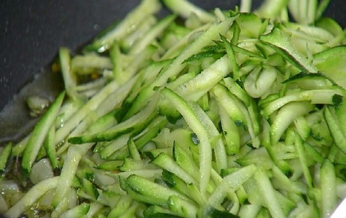 Паста с цукини, пеперончино и мятой