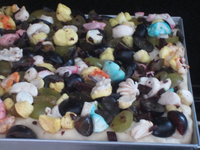 Медовый пирог с виноградом, шоколадом и маршмеллоу