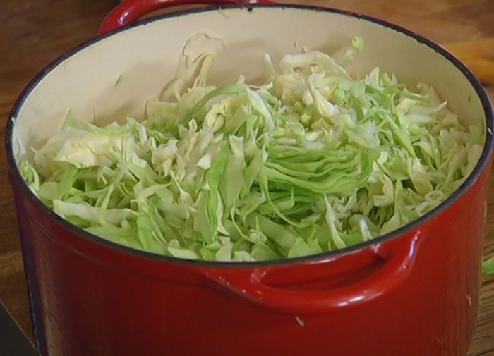 Капуста, тушенная с белыми грибами