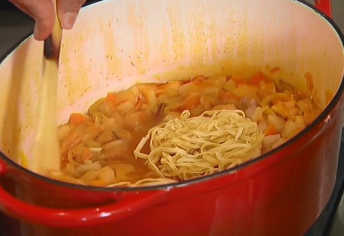 Овощной суп с курицей и яичной лапшой