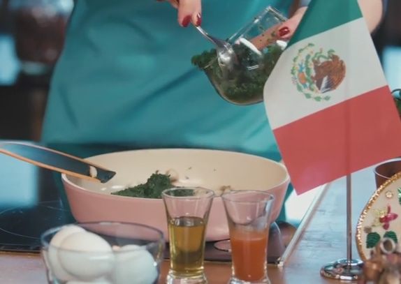 Диетический буррито с яйцом, шпинатом и грибами