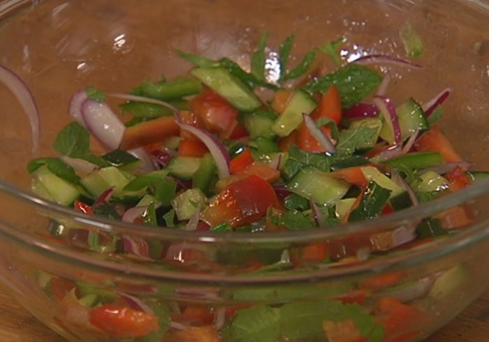 Салат из сладкого перца с огурцом и куриной грудкой 