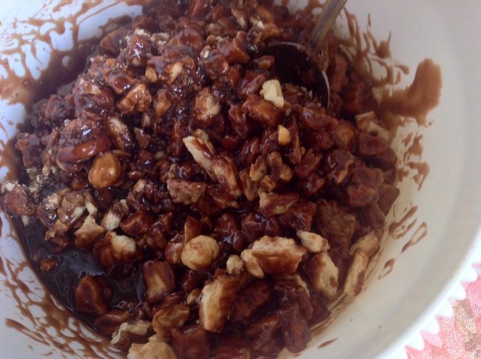 Шоколадная колбаса с орехами