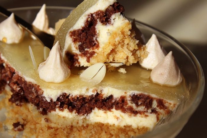 Шоколадно-ананасовый десерт с меренгами