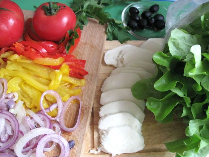 Тортилья с курицей, помидорами и сыром