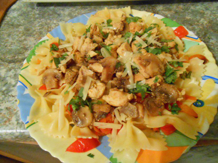 Фарфалле с грибами и куриным филе