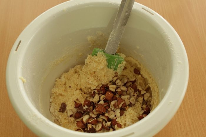 Сливовый пирог с орехами и шоколадом