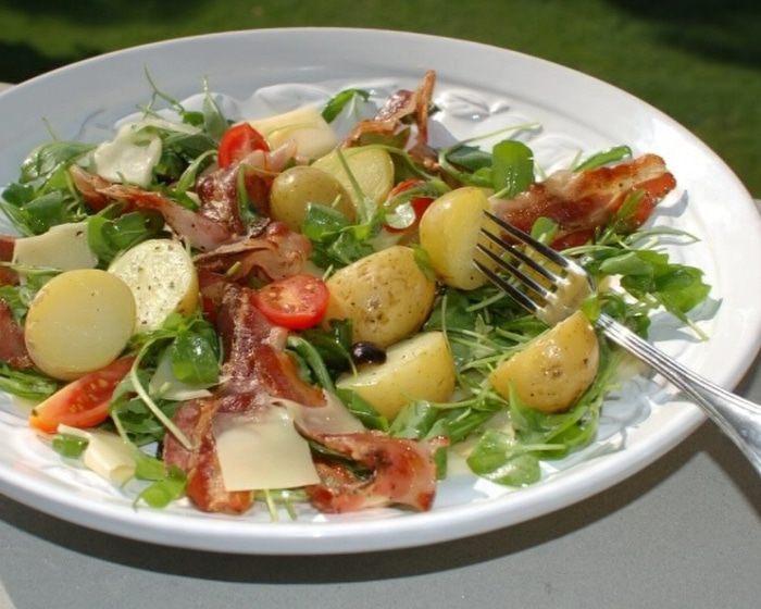 Салат с запеченным картофелем, беконом и помидорами