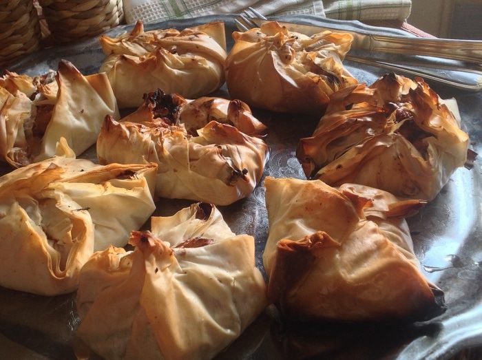 Мешочки с индейкой и сыром бри