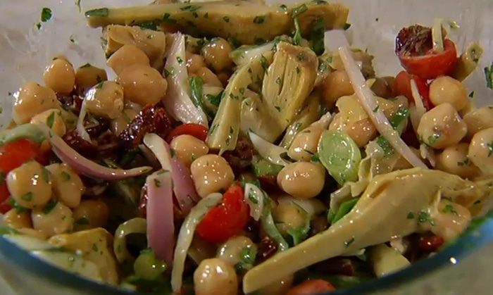 Салат из нута, артишоков и помидоров 