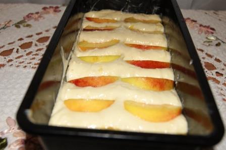 Йогуртовый пирог с персиками в сливочной заливке