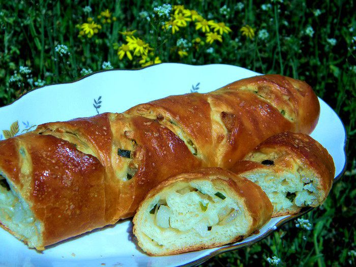 Багет с салом и зеленым луком