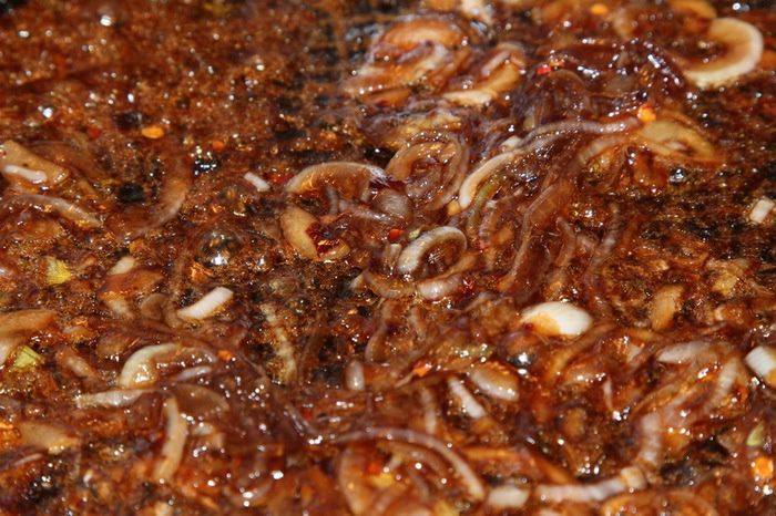 Кабачки с орехами и карамелизированным луком