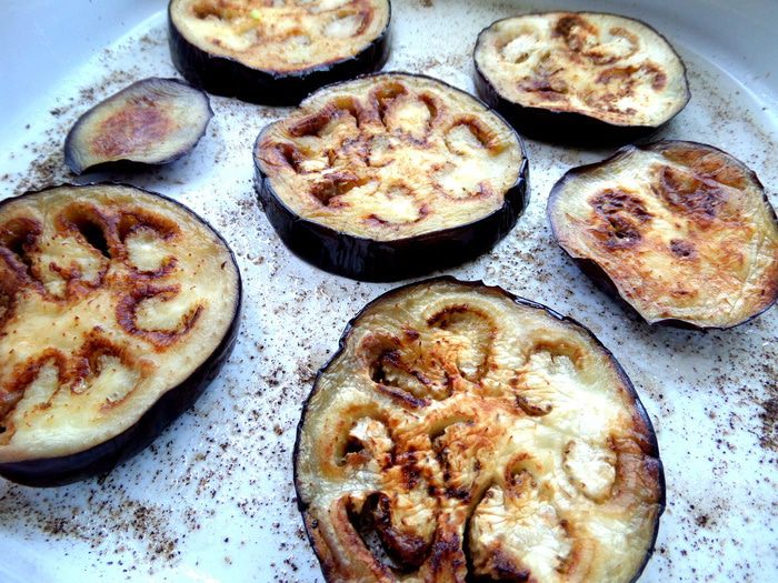 Котлетки на баклажане под сыром, с томатом