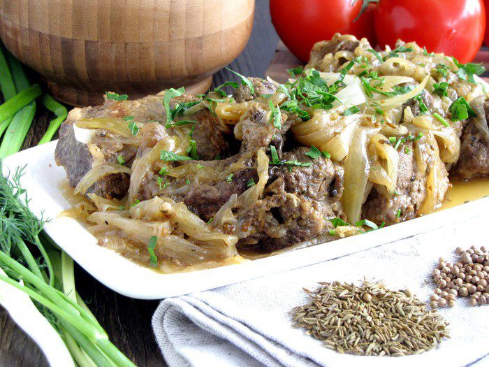 Бараньи ребрышки, томленные под луком