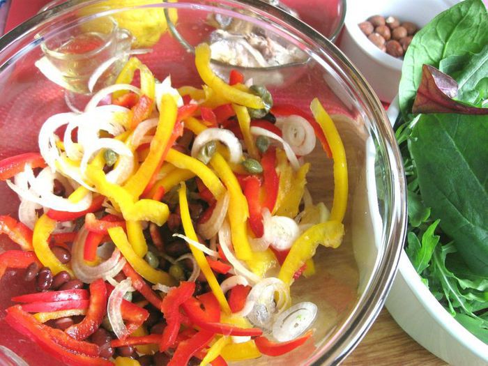 Салат с сардинами, фундуком и руколой